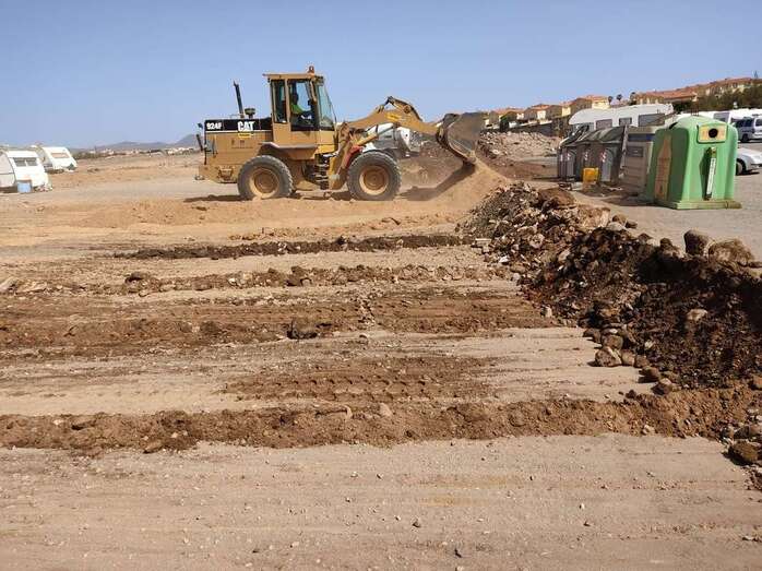 Un tractor bloqueando el acceso a la parcela usada para la acampada de caravanas/TA.